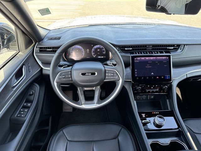 Used 2025 Jeep Grand Cherokee Limited w/ Luxury Tech Group II AWD/4WD image 14