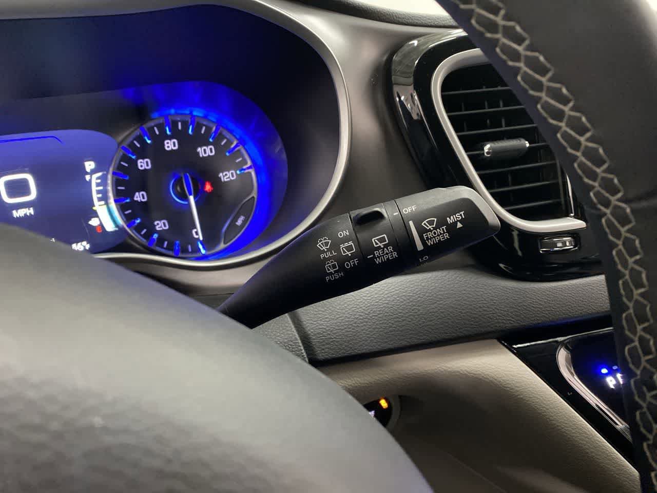 Used 2024 Chrysler Pacifica Touring-L FWD image 21