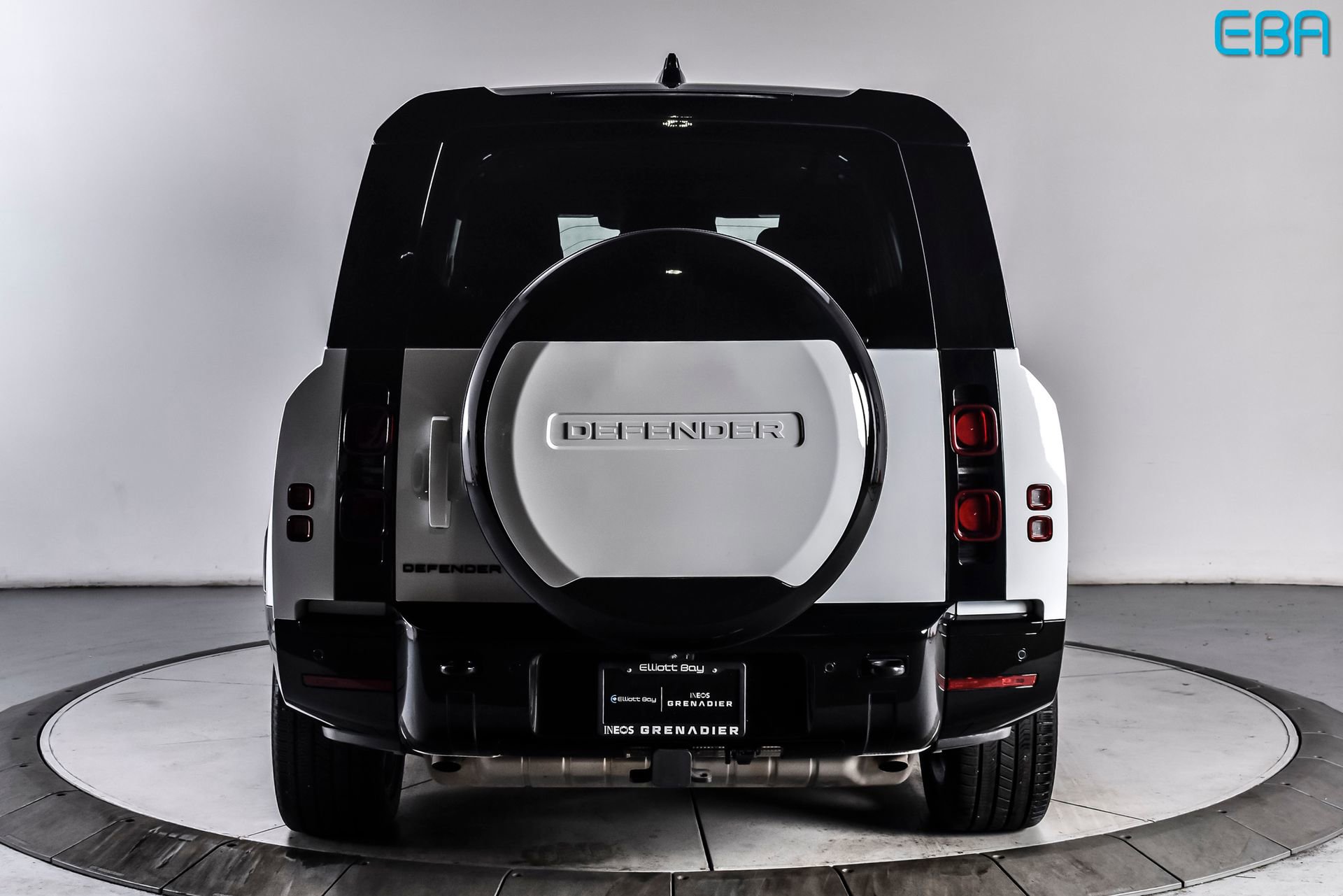 Used 2025 Land Rover Defender 130 X-Dynamic SE image 5