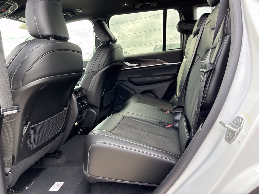 New 2027 Jeep Grand Cherokee Altitude AWD/4WD image 19