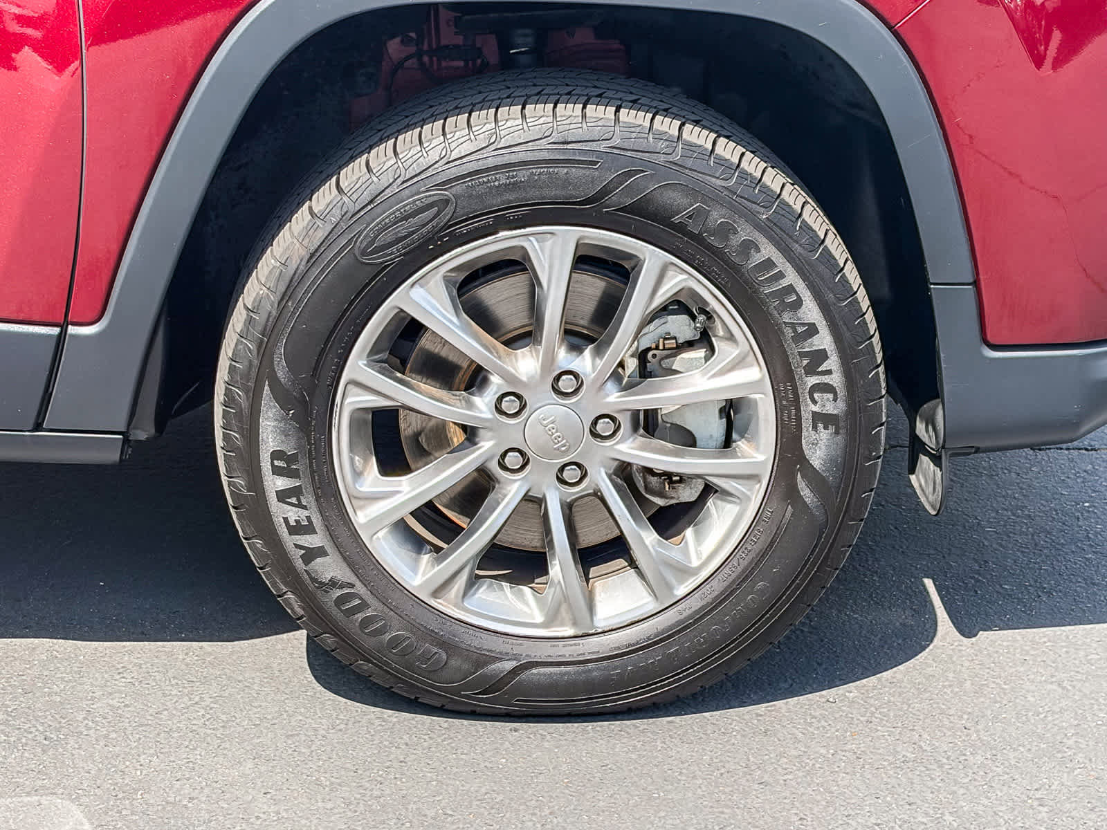 Used 2019 Jeep Cherokee Latitude Plus w/ Cold Weather Group AWD/4WD image 9