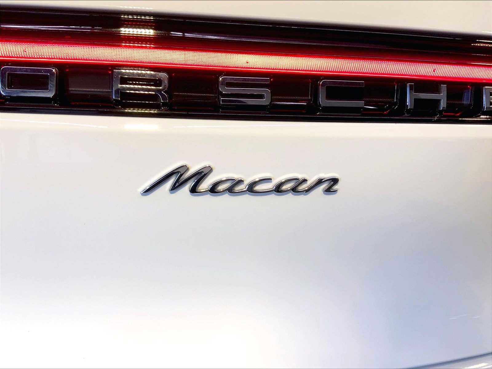 Certified 2024 Porsche Macan AWD/4WD image 35