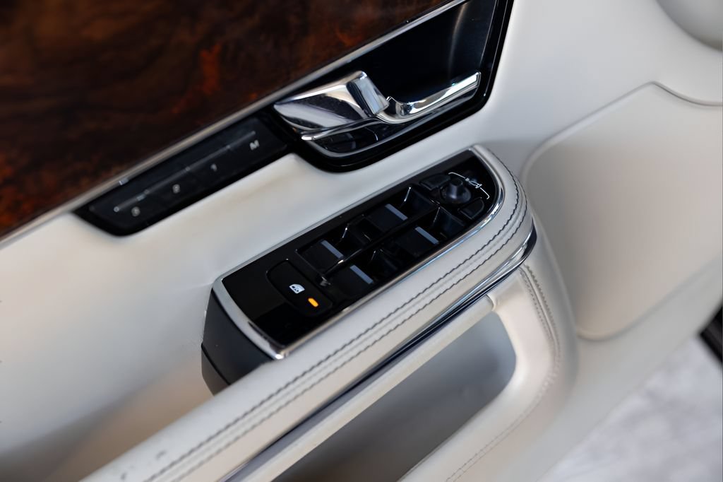 Used 2012 Jaguar XJ L RWD image 38