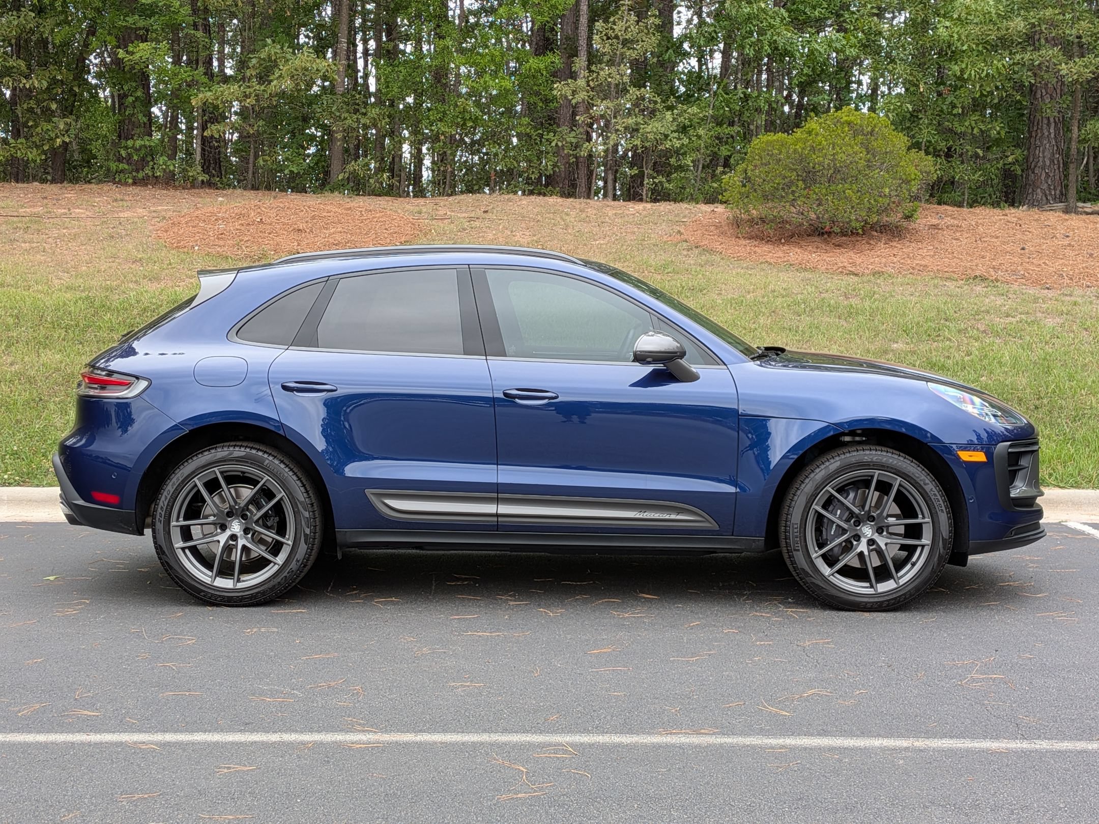 Certified 2025 Porsche Macan Turbo AWD/4WD image 31