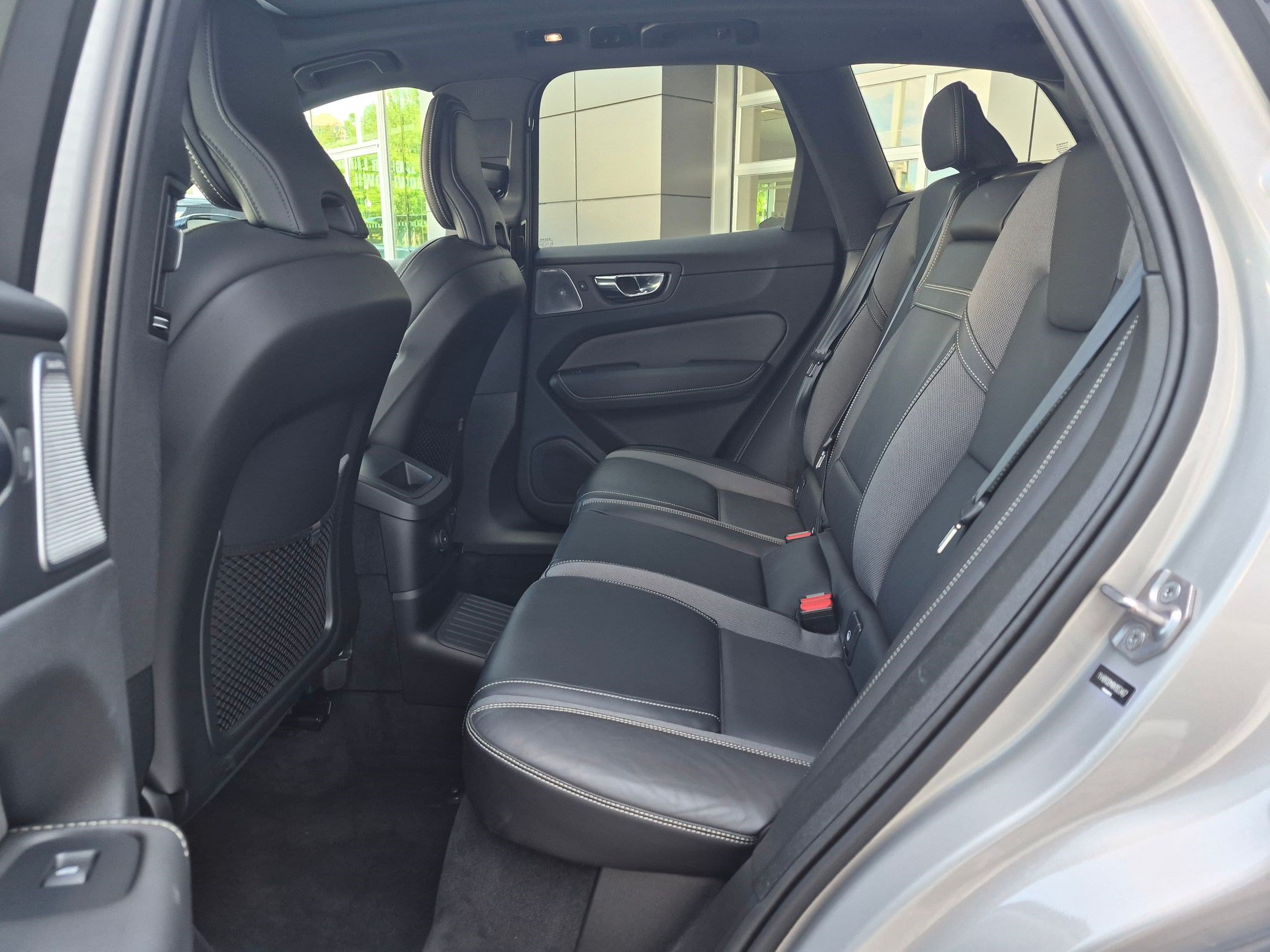Used 2022 Volvo XC60 T8 R-Design w/ Advanced Package AWD/4WD image 25