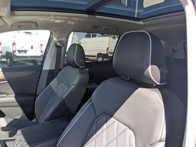 Used 2024 Volkswagen Atlas SEL Premium R-Line image 15