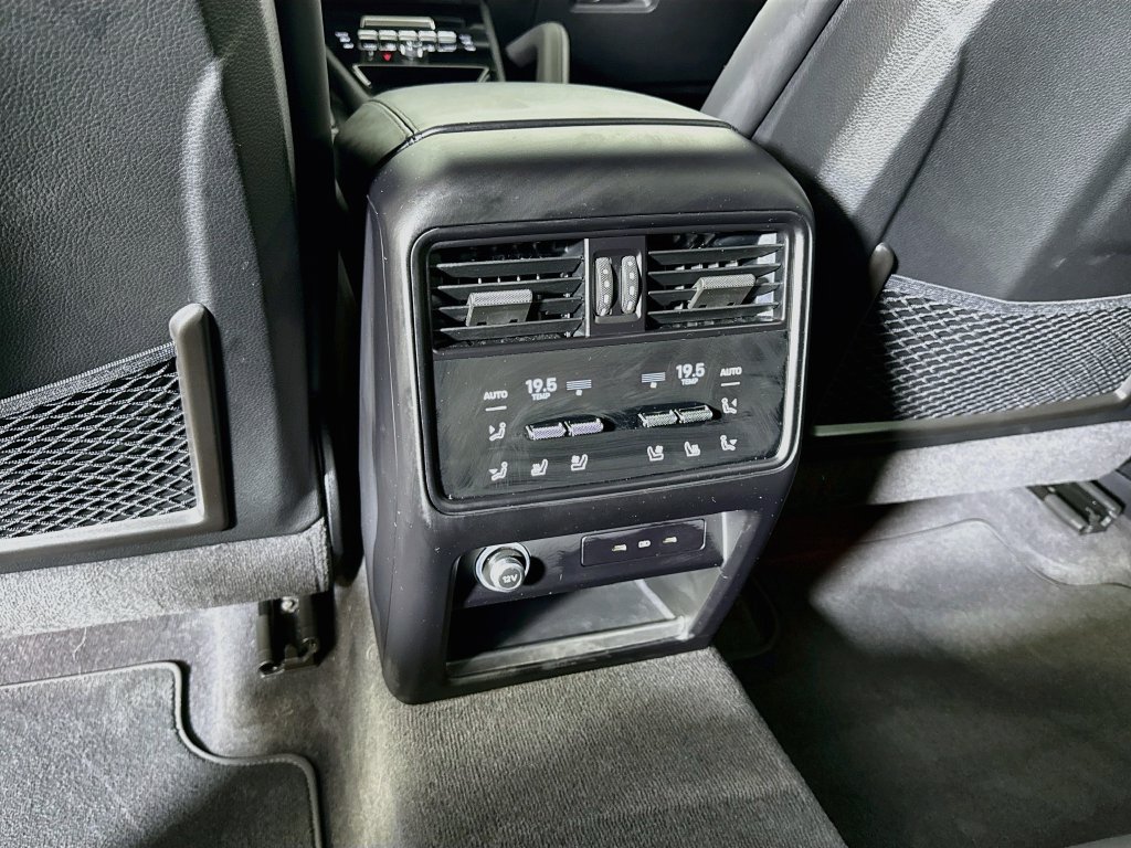 Certified 2025 Porsche Cayenne AWD/4WD image 20