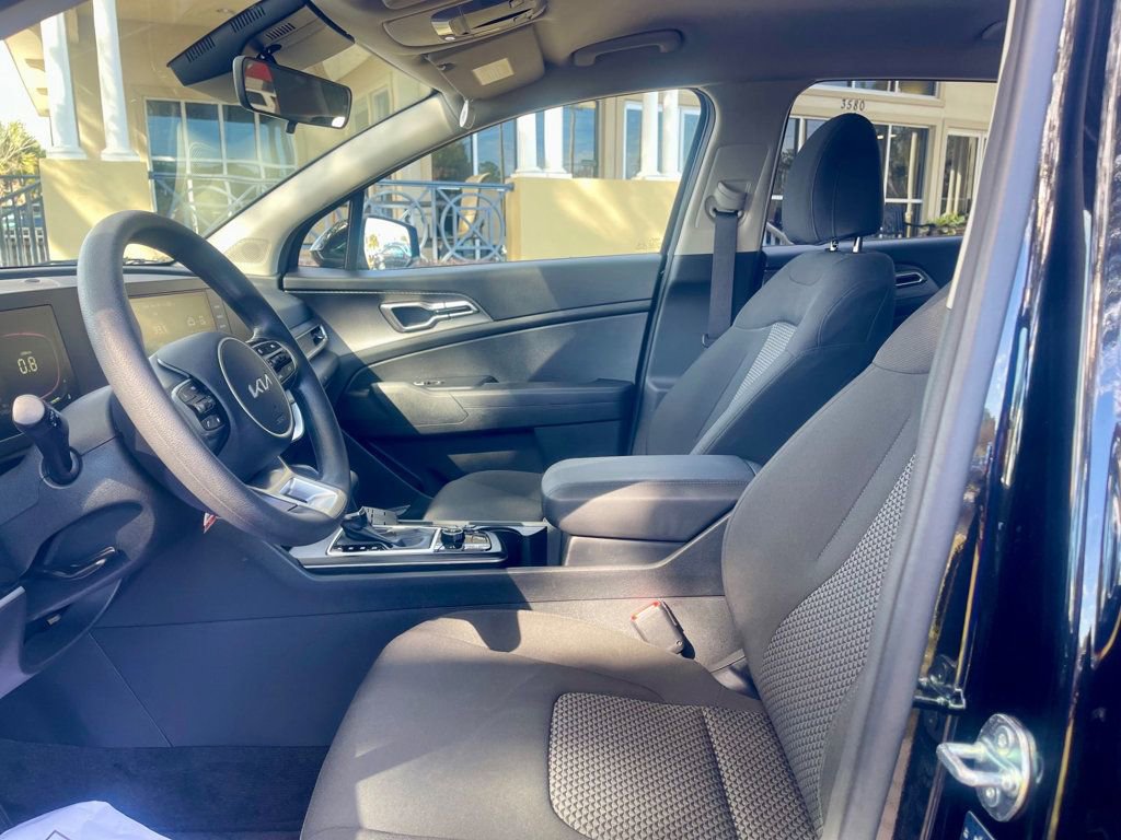 Used 2025 Kia Sportage LX image 11