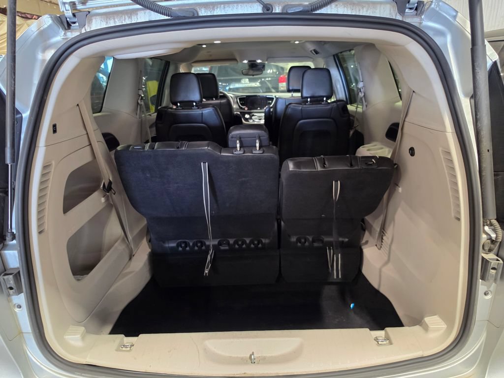 Used 2023 Chrysler Pacifica Touring-L FWD image 8