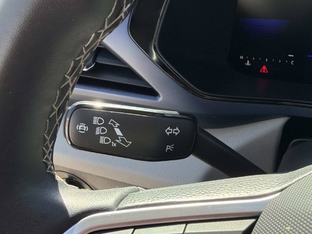 Certified 2023 Volkswagen Taos SE w/ Panoramic Sunroof Package FWD image 27