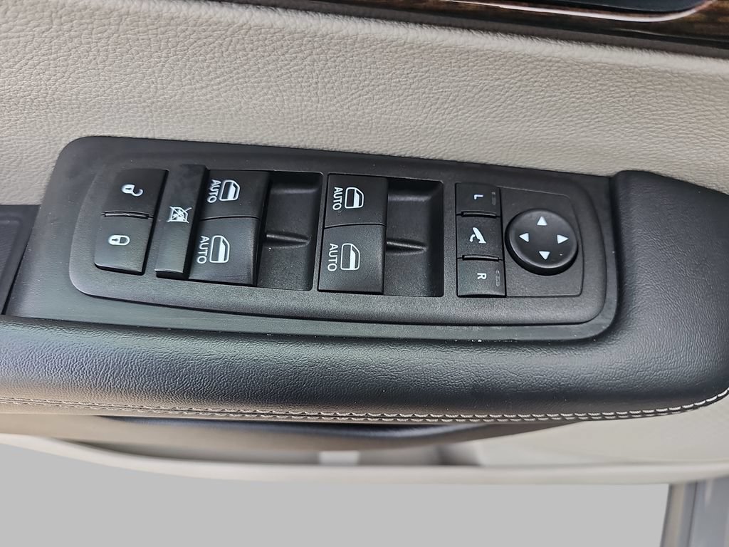 Used 2023 Chrysler Pacifica Limited FWD image 35
