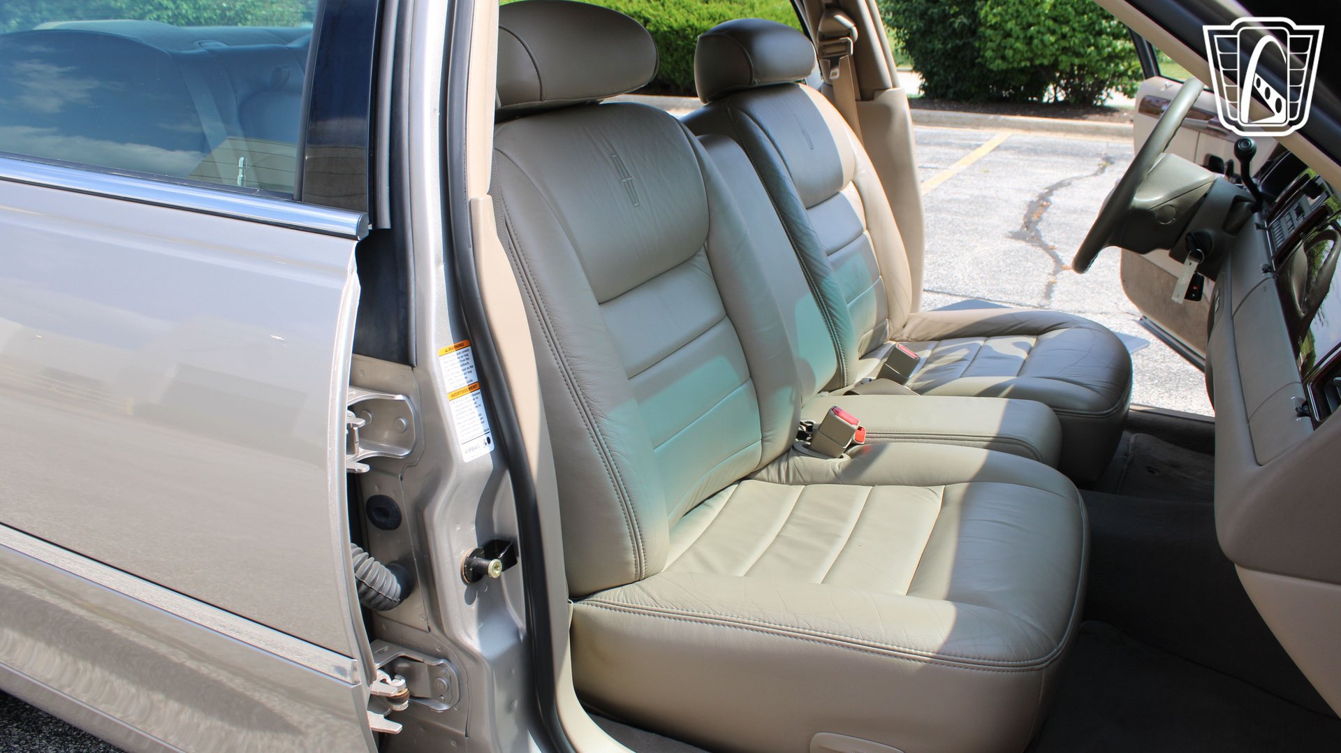 Used 2002 Lincoln Town Car Executive RWD image 12