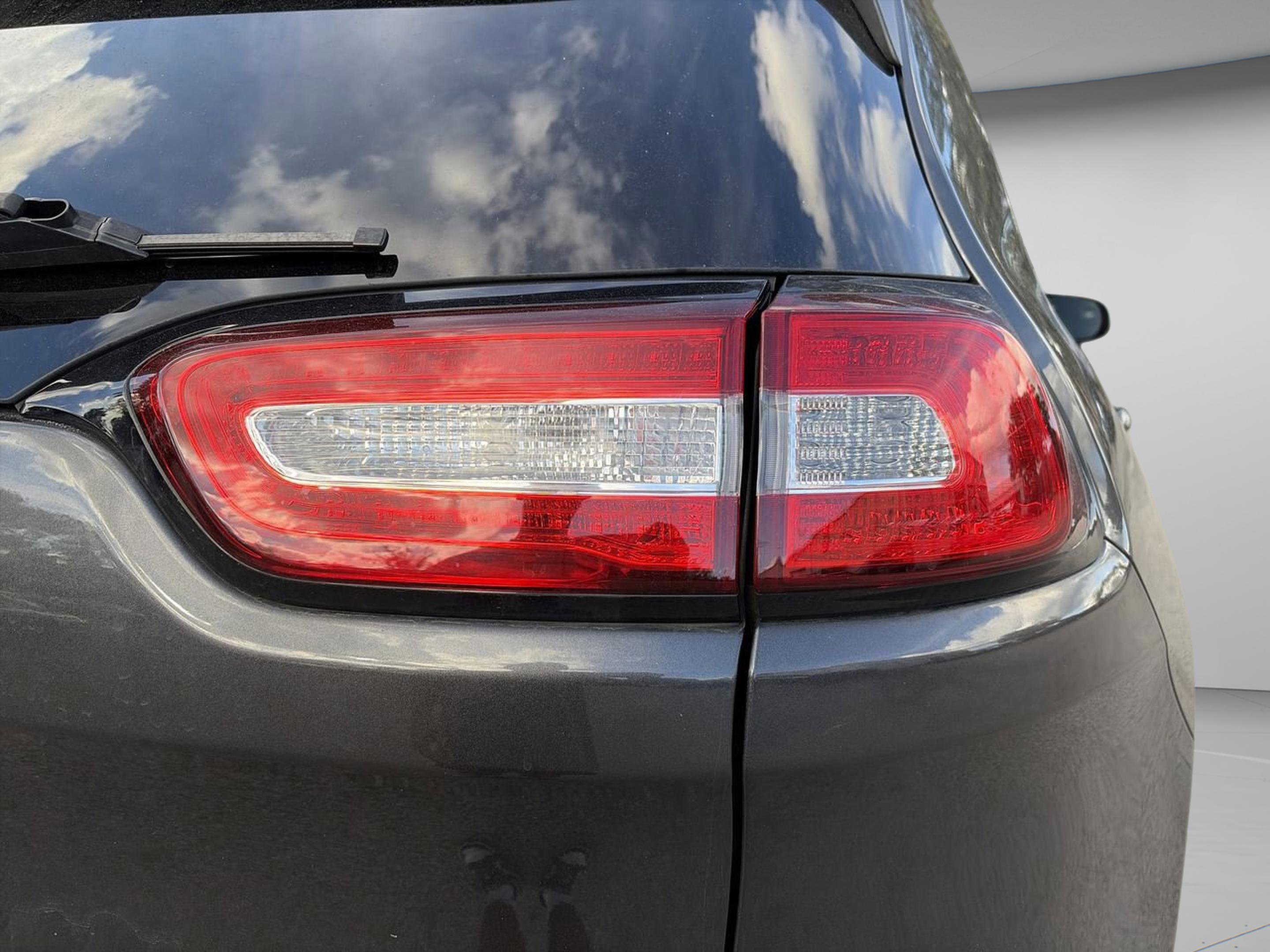 Used 2016 Jeep Cherokee Latitude w/ Cold Weather Group image 28