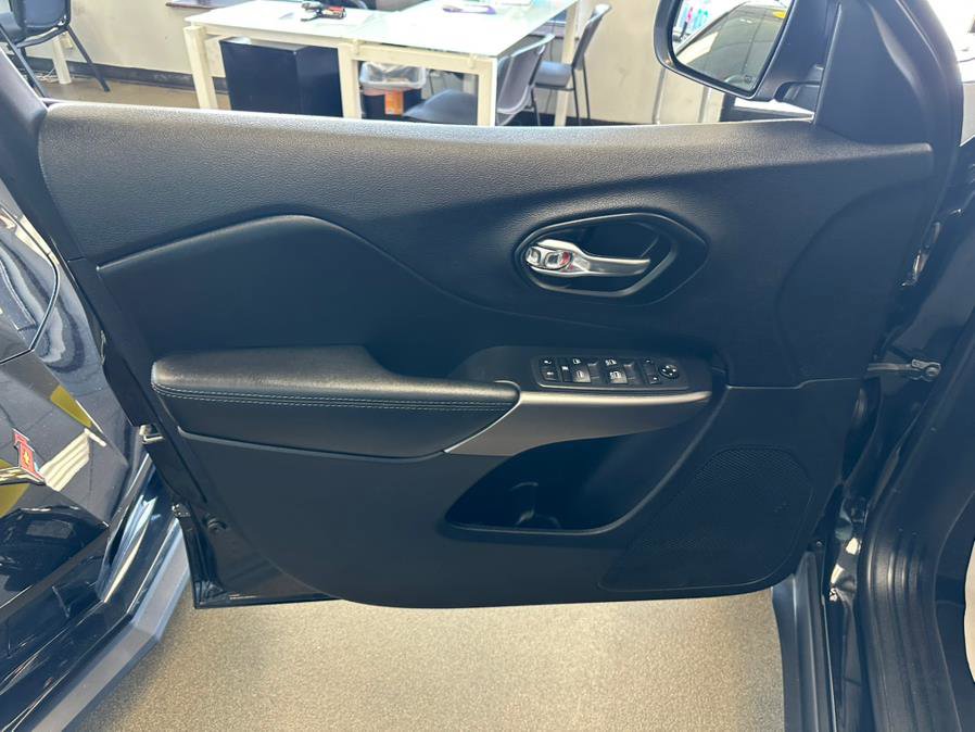 Used 2021 Jeep Cherokee Latitude Lux w/ Sun & Sound Group AWD/4WD image 19