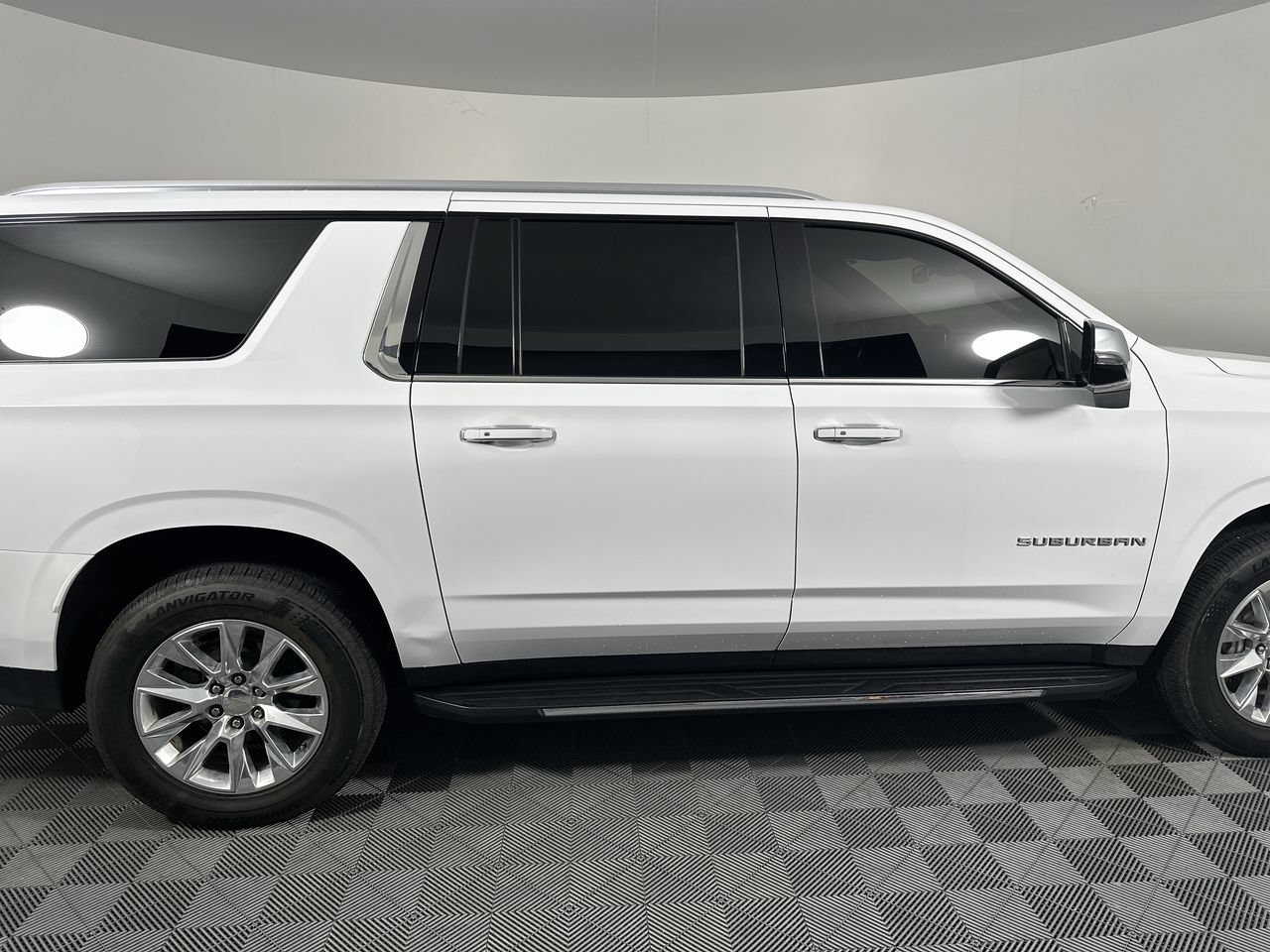 Used 2022 Chevrolet Suburban Premier RWD image 18