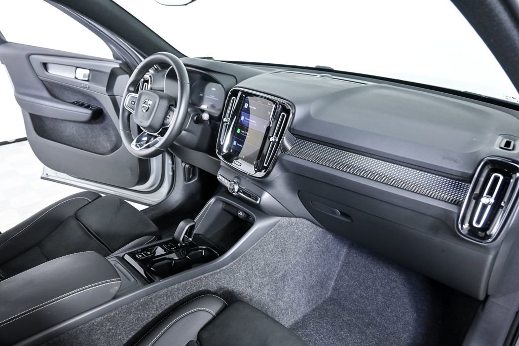 Certified 2025 Volvo XC40 B5 Plus image 25