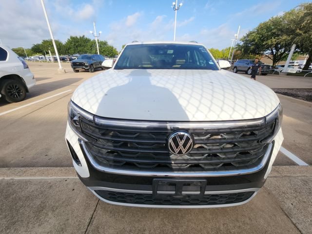 Used 2024 Volkswagen Atlas Cross Sport SE w/ Panoramic Sunroof Package FWD image 2