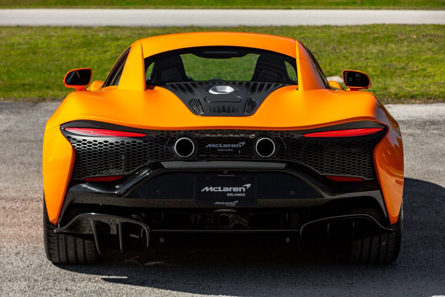 Used 2024 McLaren Artura RWD image 29