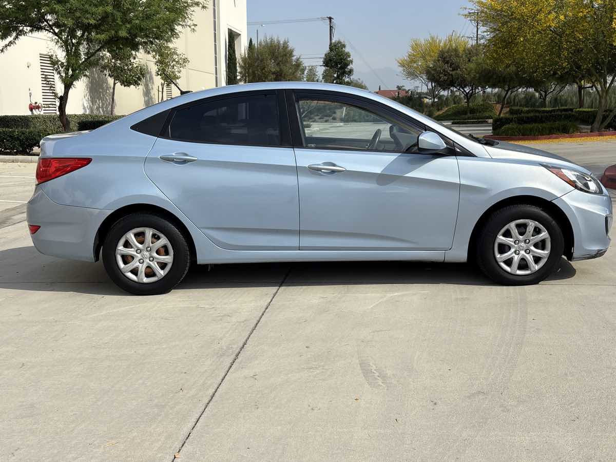 Used 2013 Hyundai Accent GLS FWD image 2
