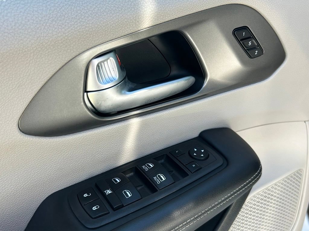 Used 2023 Chrysler Pacifica Touring-L FWD image 19