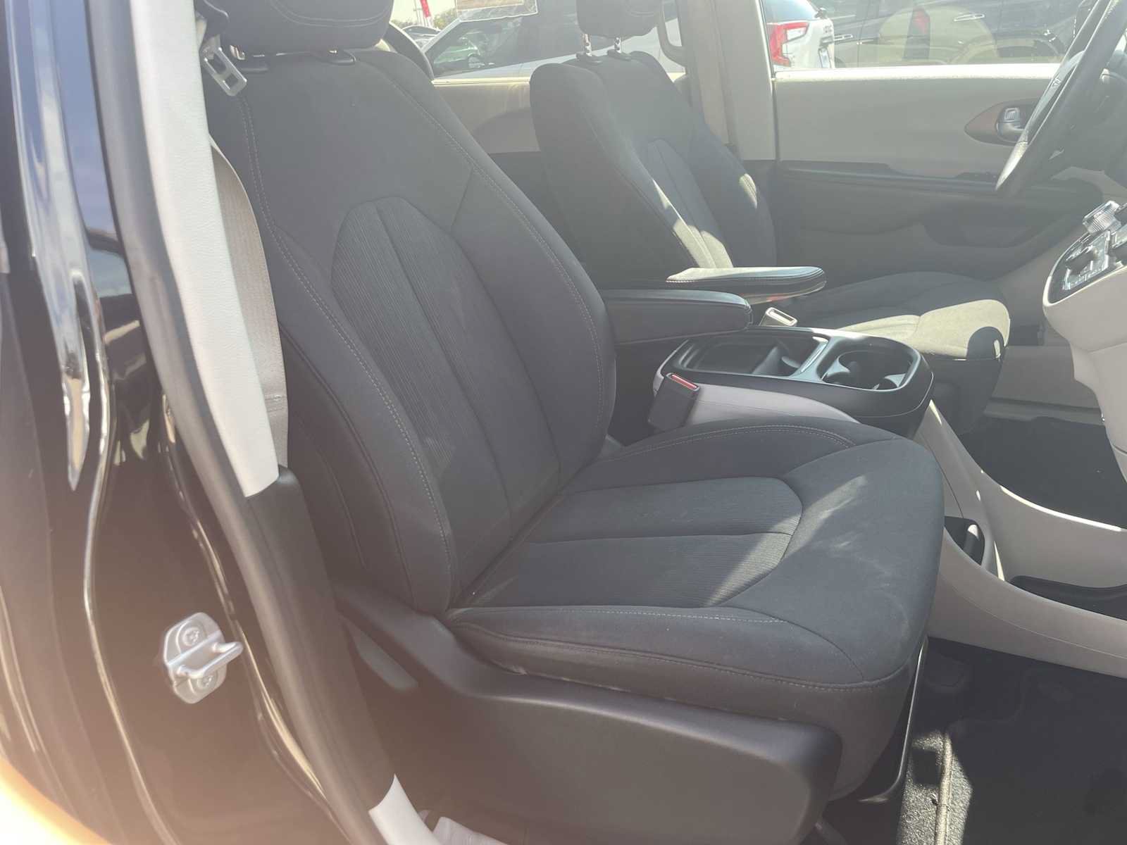 Used 2018 Chrysler Pacifica Touring Plus w/ Tire & Wheel Group FWD image 26