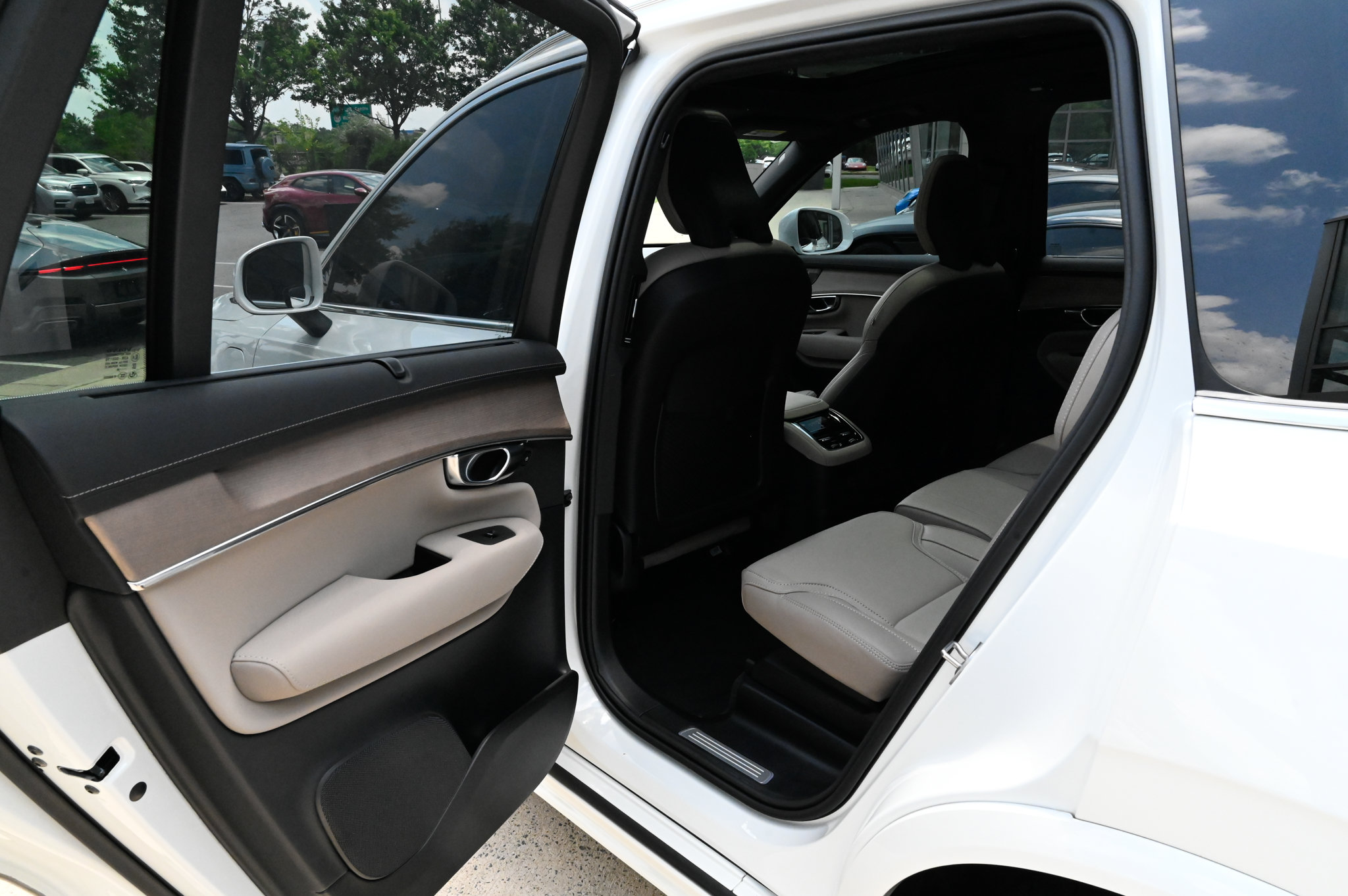 Used 2025 Volvo XC90 T8 Ultra w/ Protection Package Premier AWD/4WD image 36