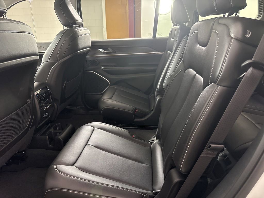 Used 2023 Jeep Grand Cherokee L Limited AWD/4WD image 29
