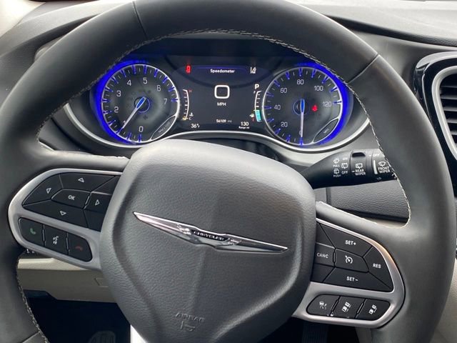 Used 2024 Chrysler Pacifica Touring-L image 8