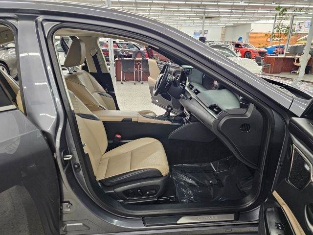 Used 2021 Lexus ES 300h w/ Premium Package image 31