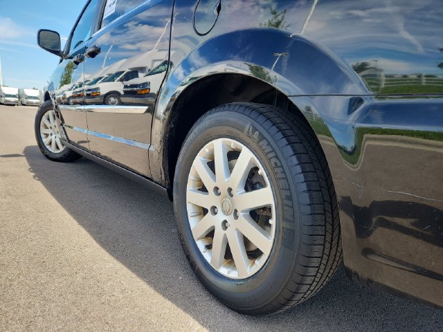 Used 2013 Chrysler Town & Country Touring FWD image 18