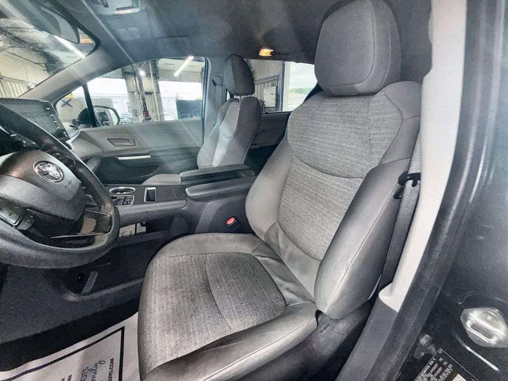 Used 2024 Toyota Sienna LE FWD image 11