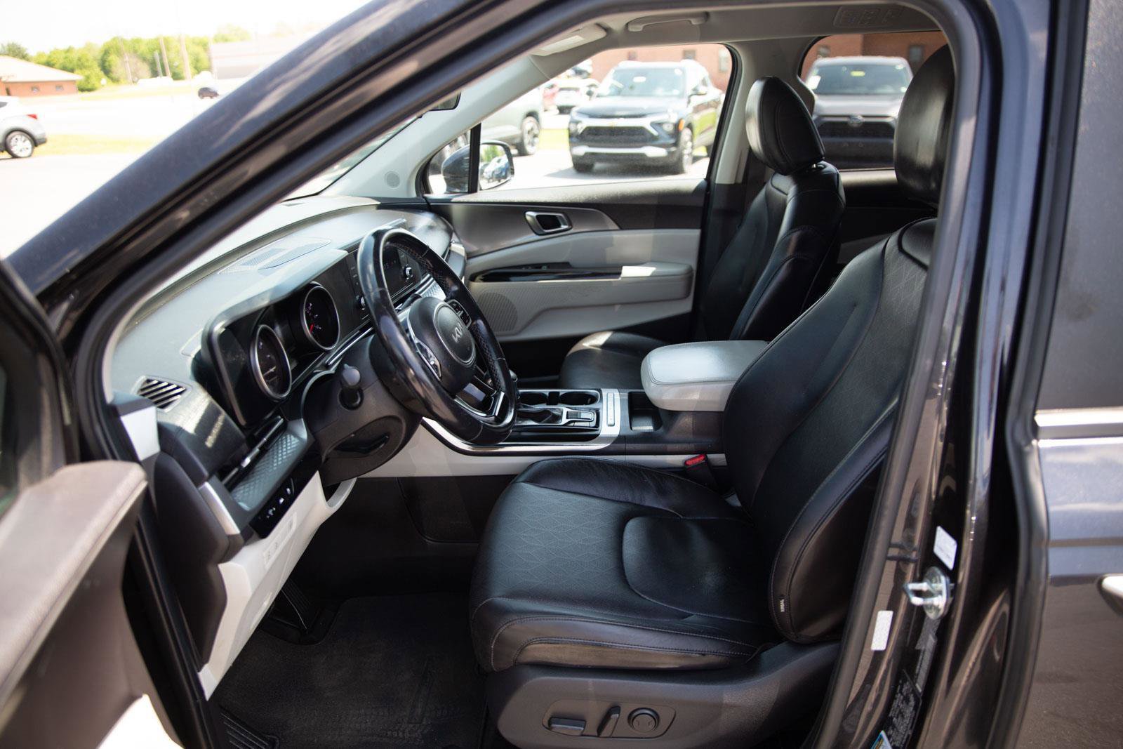 Used 2022 Kia Carnival LX FWD image 21