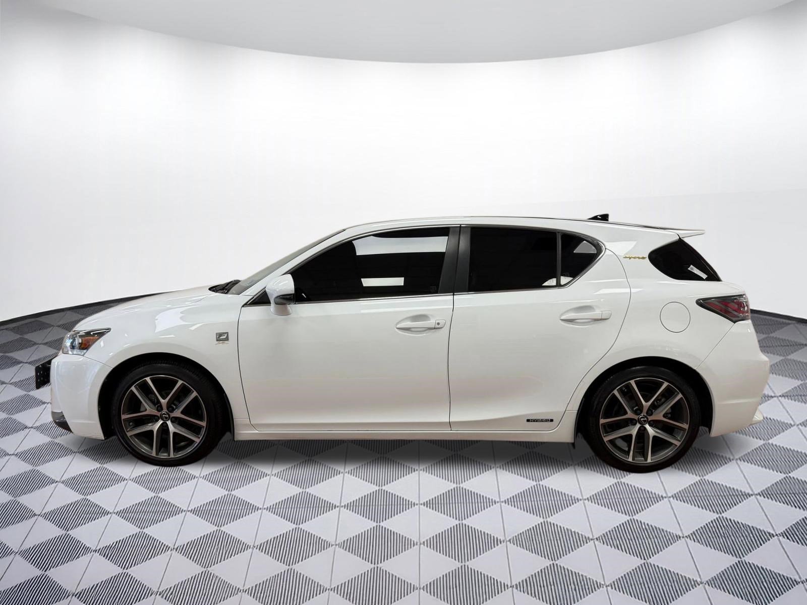 Used 2017 Lexus CT 200h image 2
