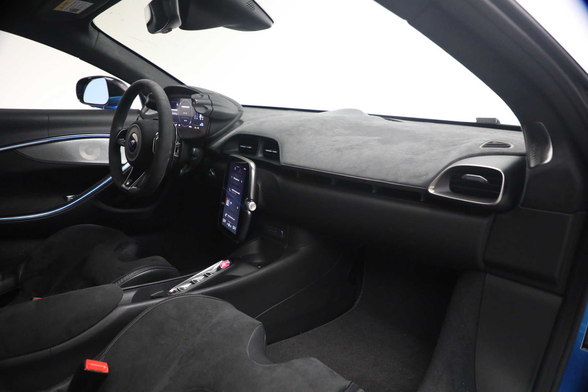 Used 2024 McLaren Artura RWD image 22