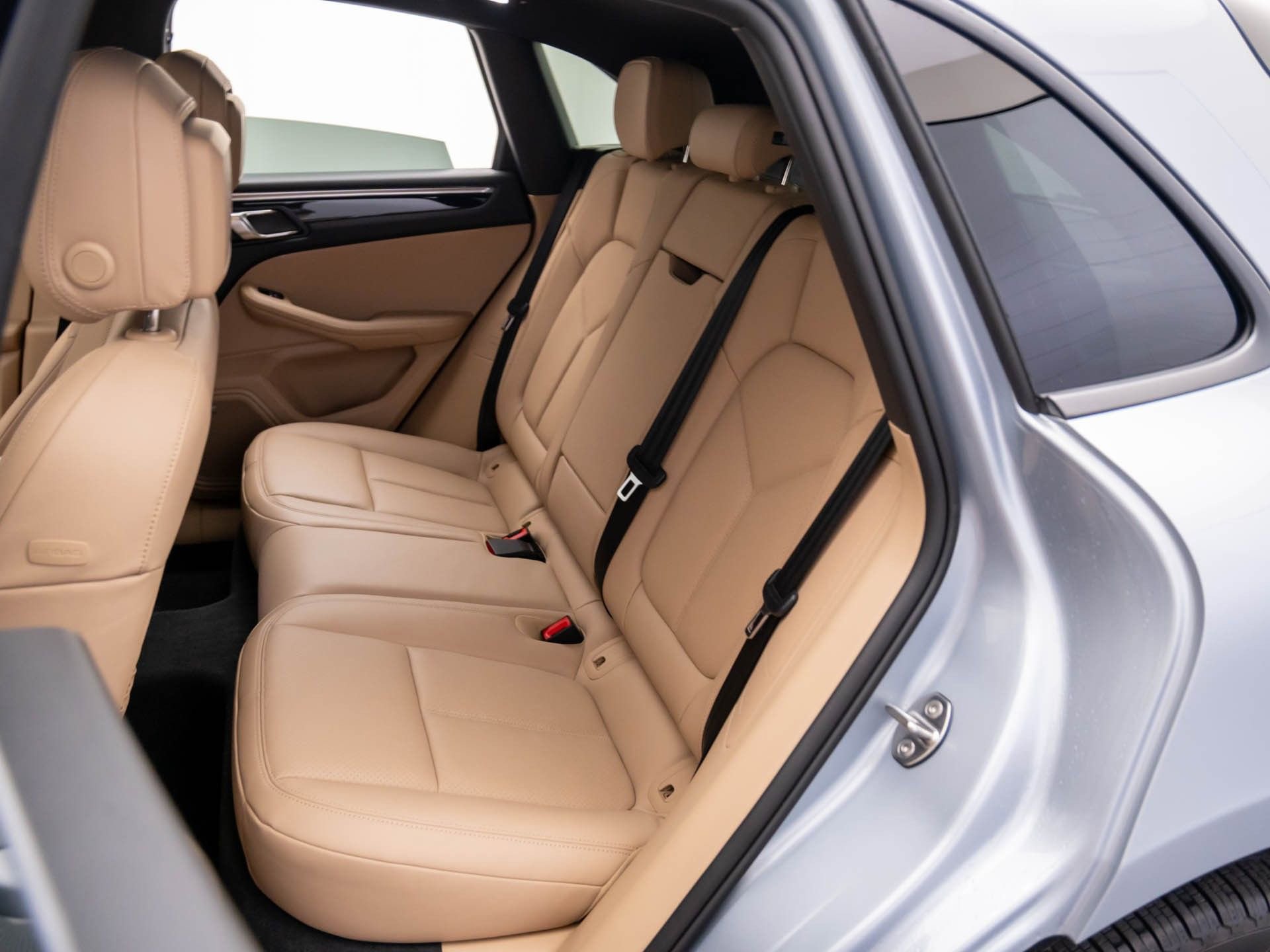 Certified 2025 Porsche Macan image 16