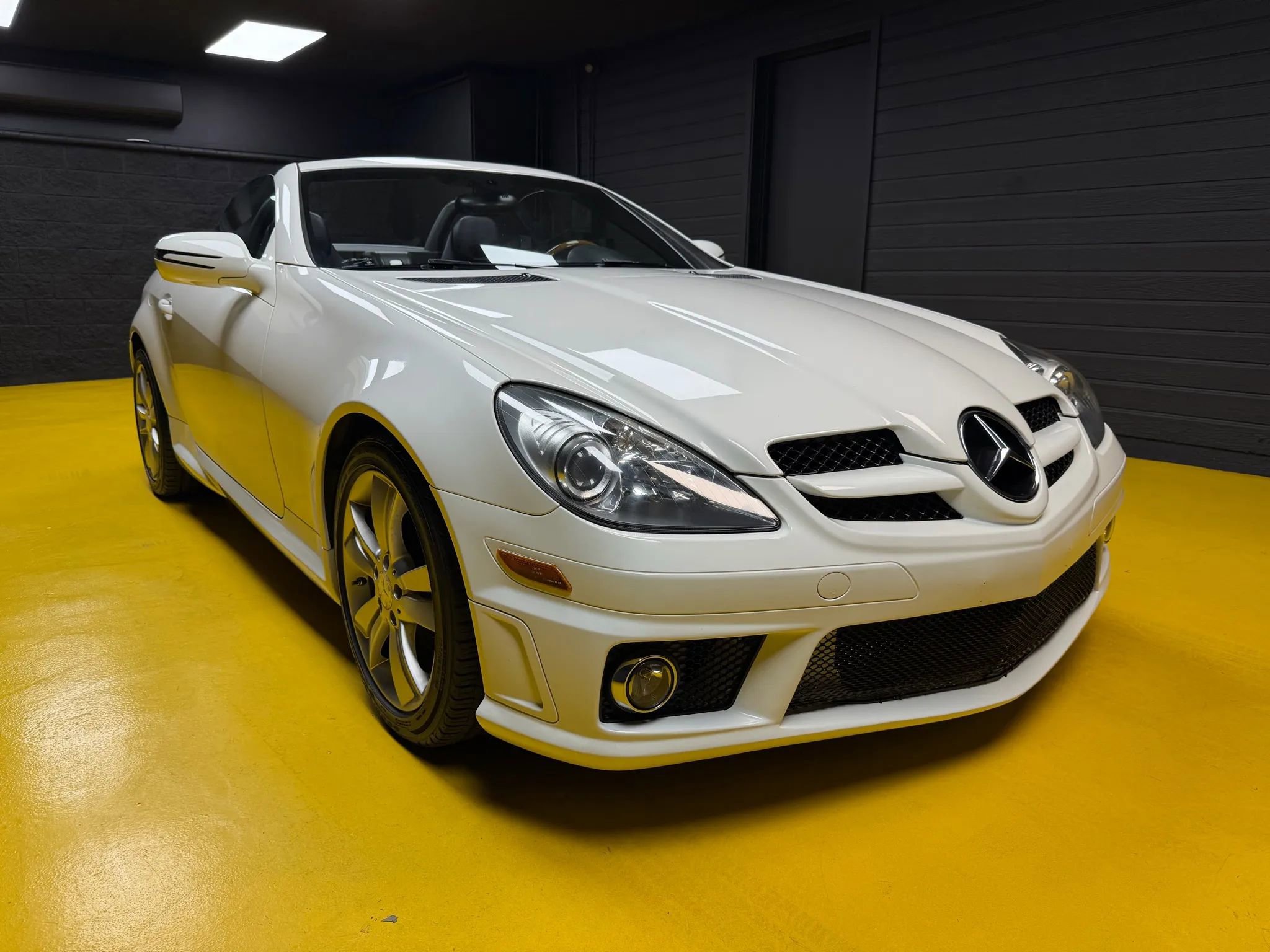 Used 2011 Mercedes-Benz SLK 300 image 3