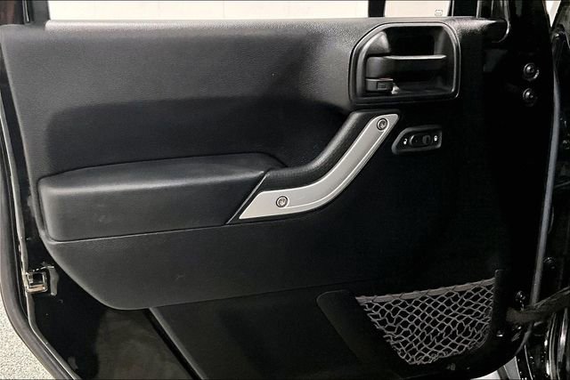 Used 2016 Jeep Wrangler Unlimited Rubicon w/ Connectivity Group image 21