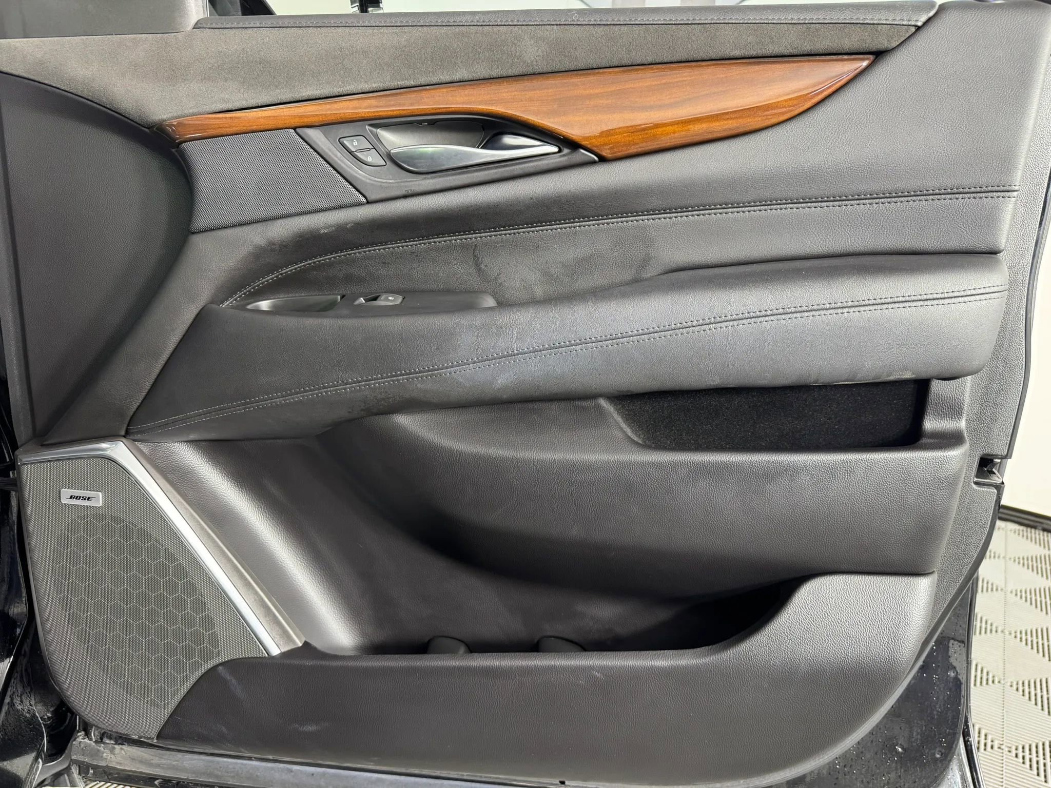 Used 2018 Cadillac Escalade Premium Luxury image 50