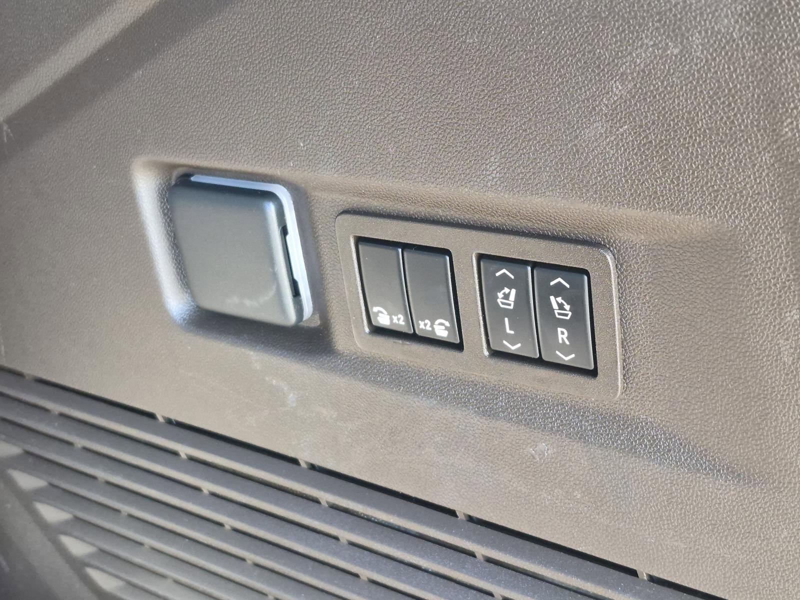 Certified 2022 GMC Yukon SLT w/ SLT Premium Package image 11