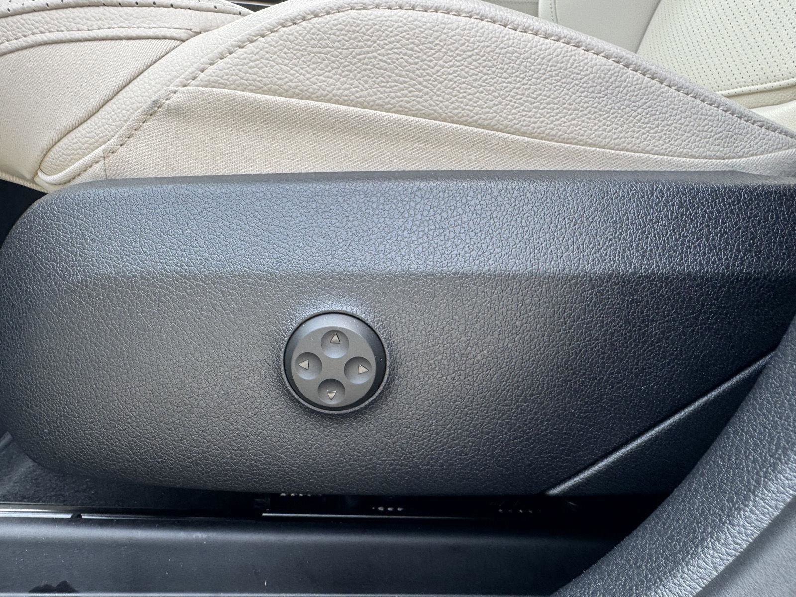 Certified 2025 Mercedes-Benz GLC 300 image 8