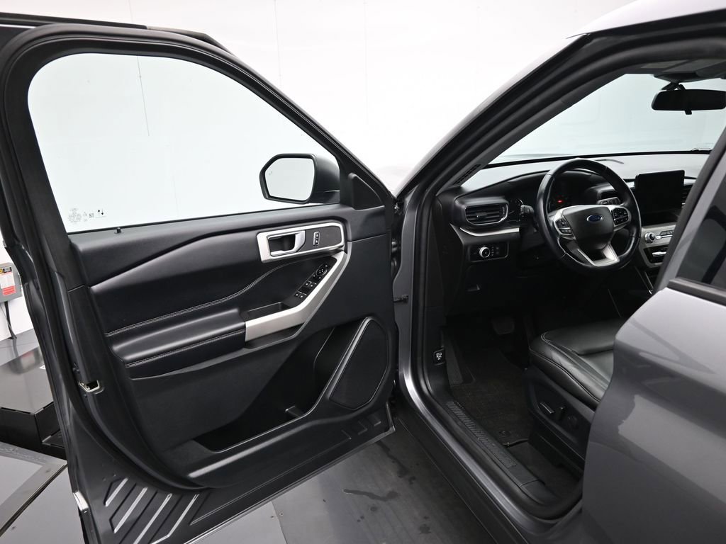 Certified 2022 Ford Explorer XLT w/ Equipment Group 202A image 9