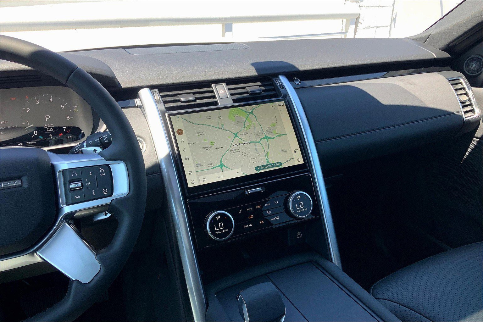 New 2025 Land Rover Discovery S image 7