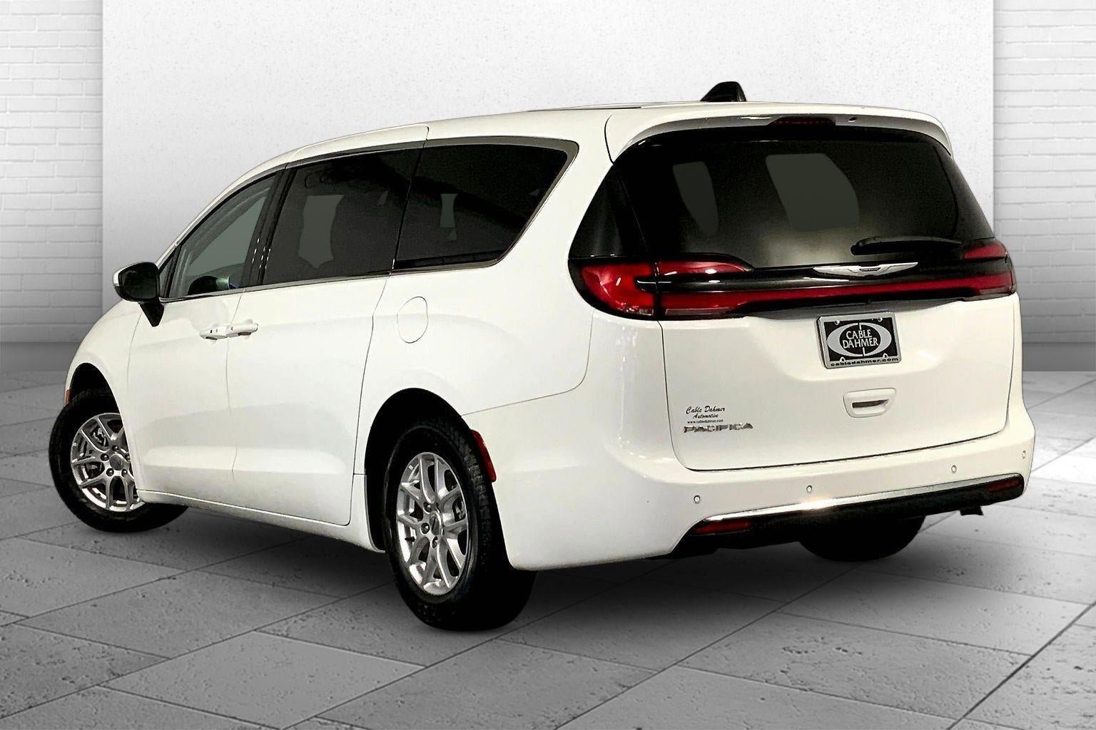 Used 2023 Chrysler Pacifica Touring-L FWD image 11
