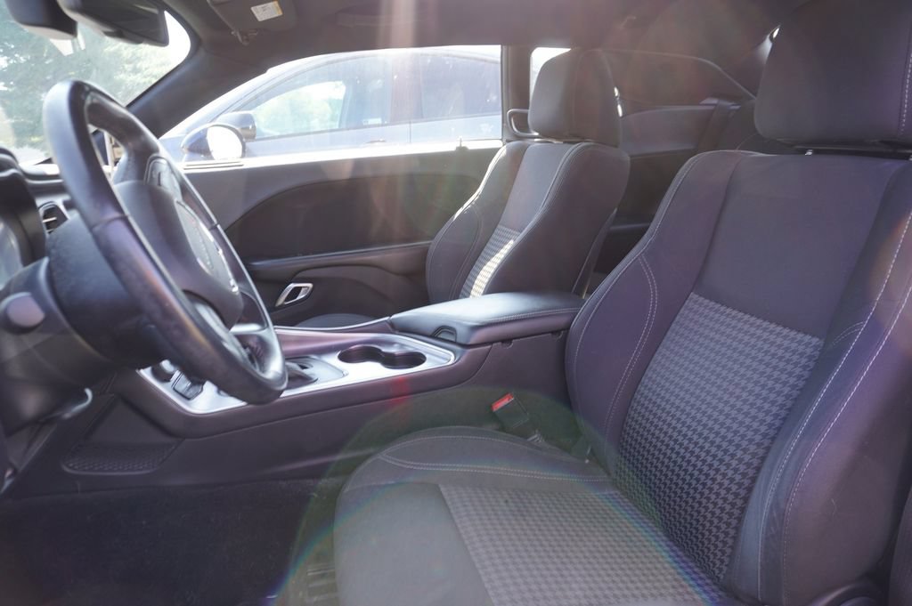 Used 2015 Dodge Challenger SXT RWD image 2