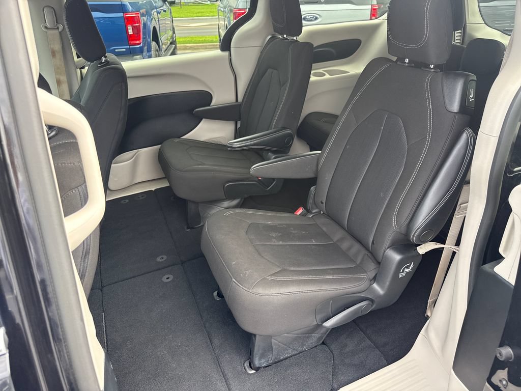 Used 2023 Chrysler Voyager LX FWD image 16