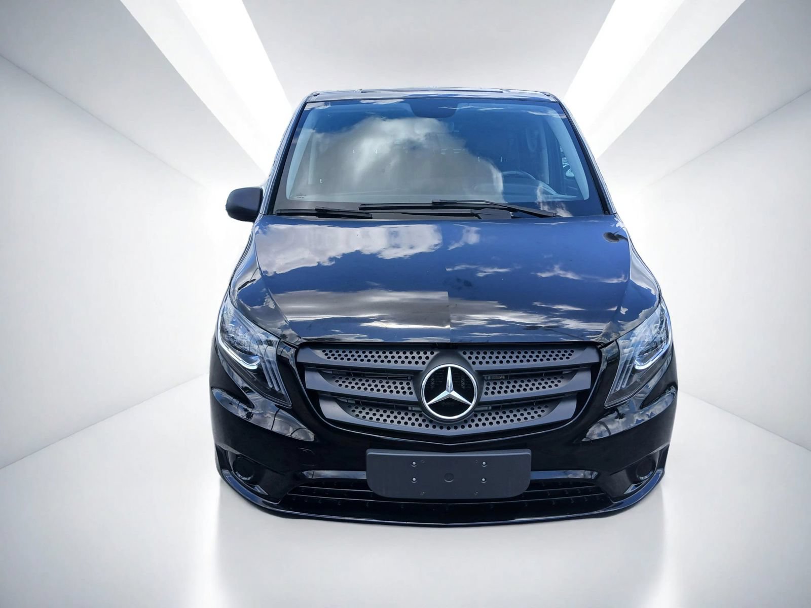 Used 2017 Mercedes-Benz Metris Passenger image 3