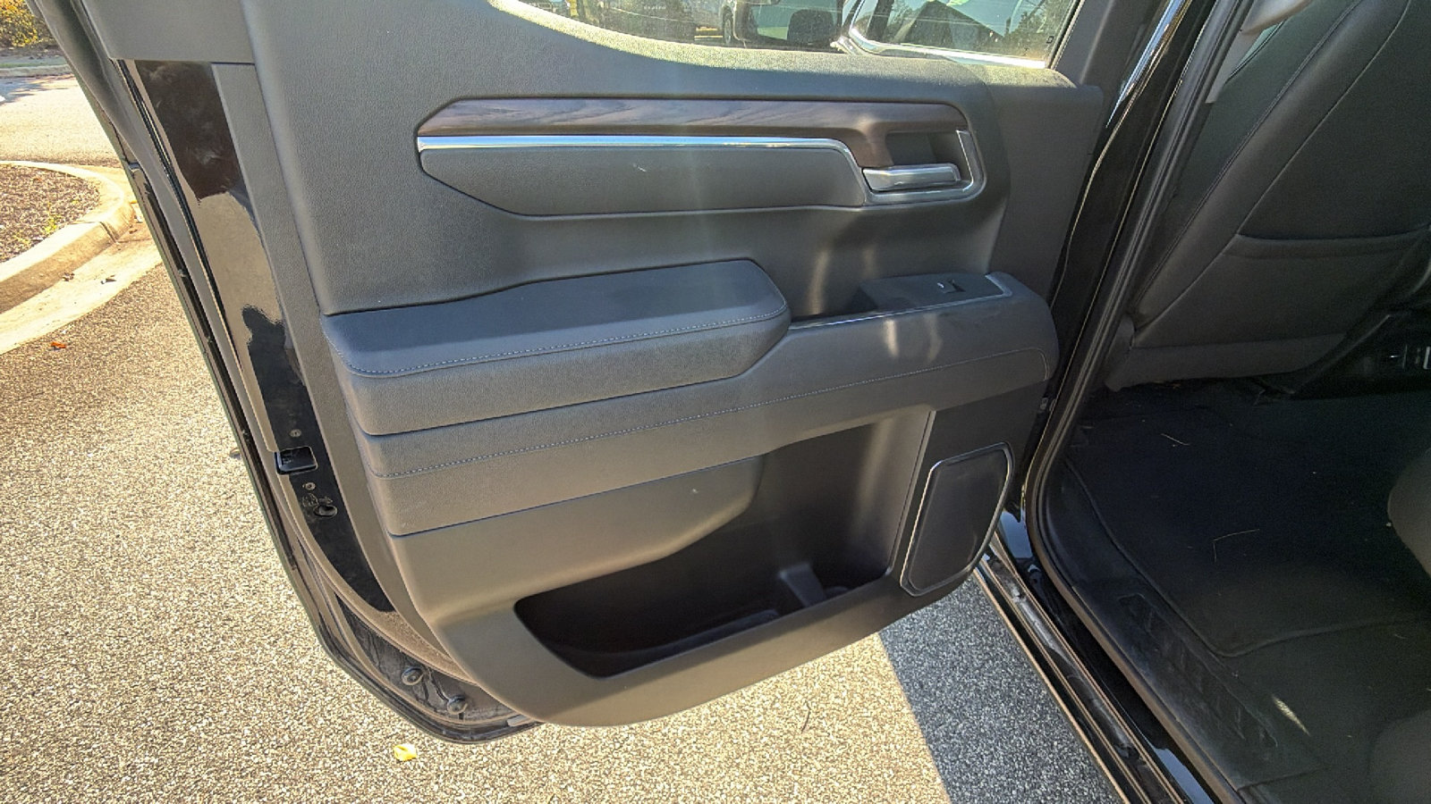 Used 2025 GMC Sierra 1500 SLT AWD/4WD image 22