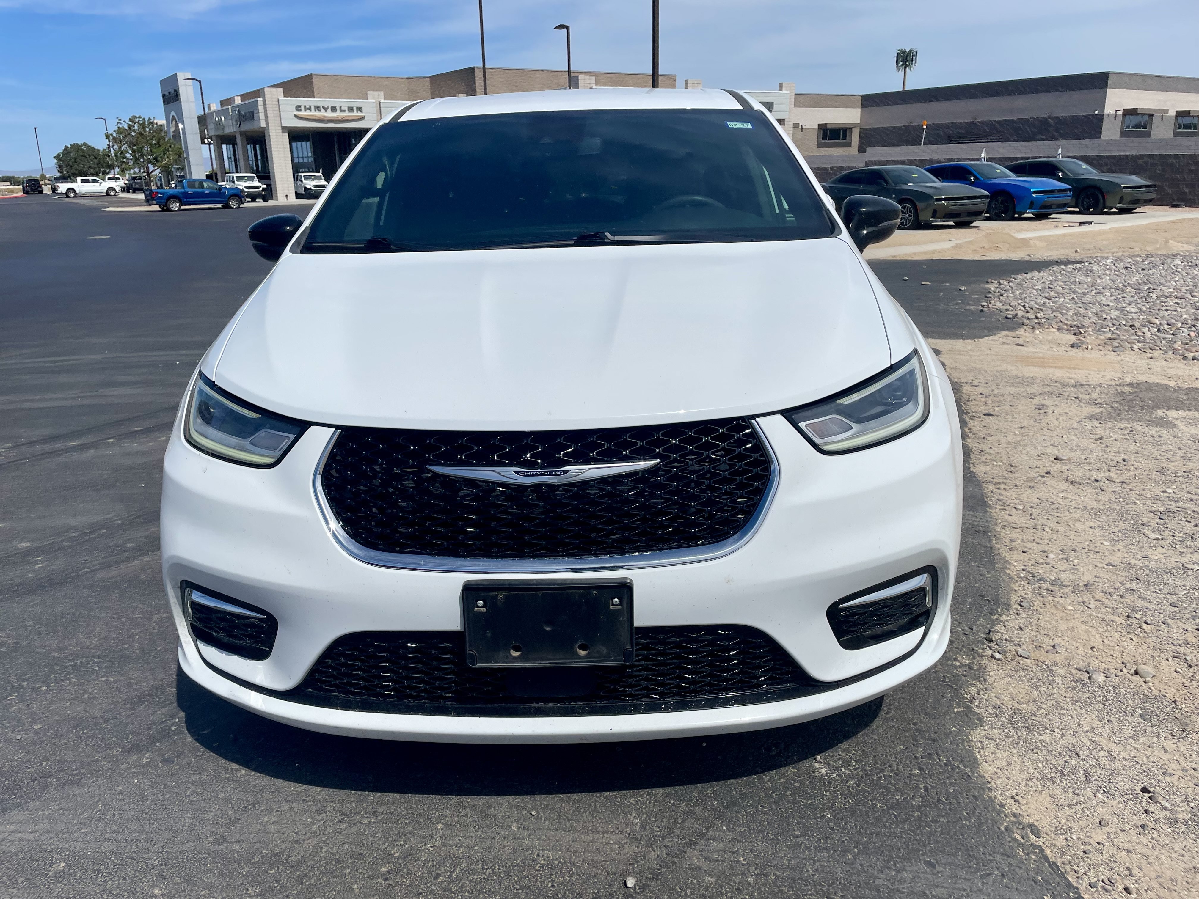 Used 2025 Chrysler Pacifica Select FWD image 8