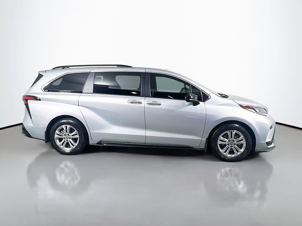 Used 2023 Toyota Sienna XSE w/ XSE Plus Package AWD/4WD image 8