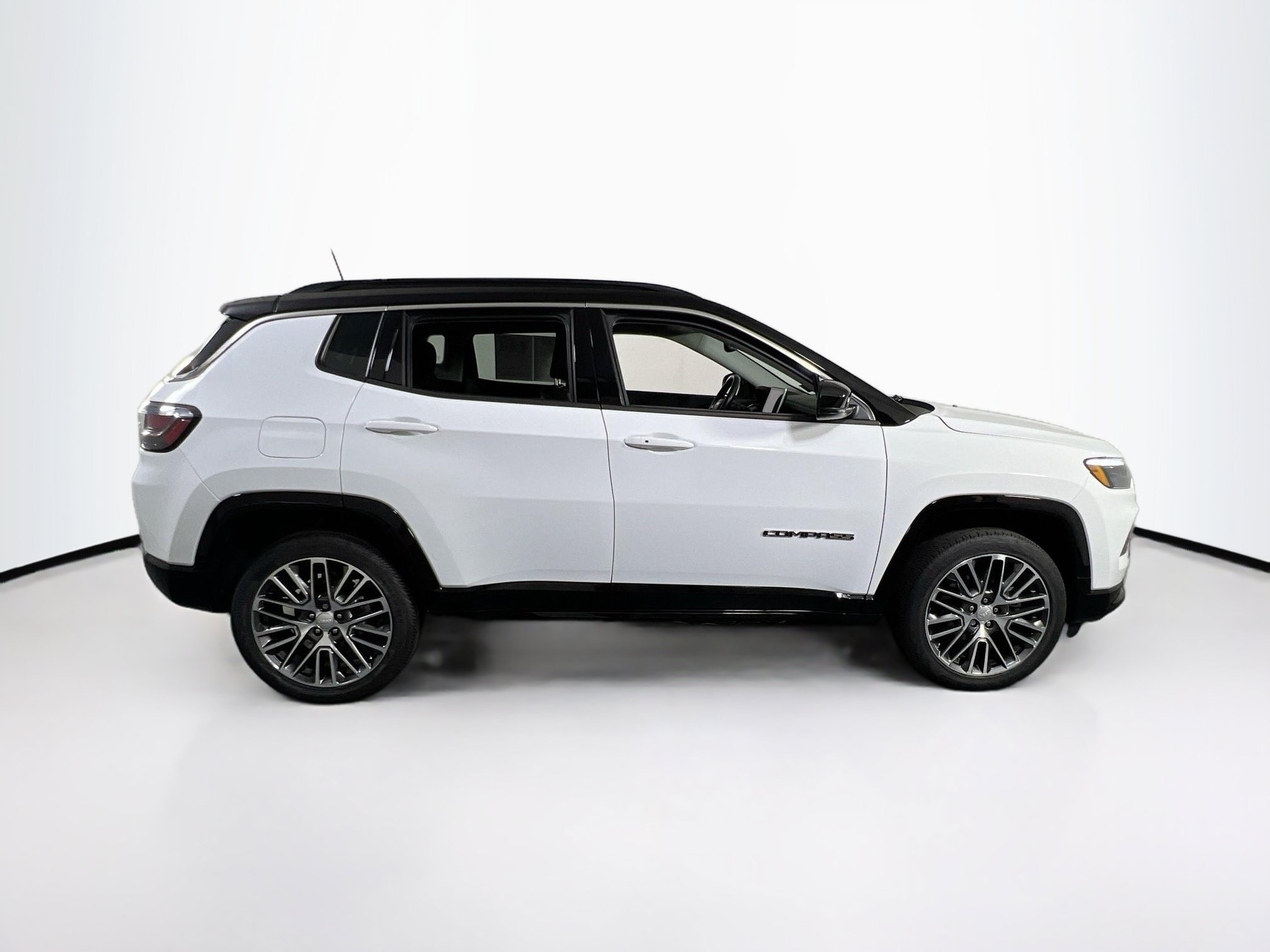 Used 2022 Jeep Compass Limited w/ Elite Group AWD/4WD image 4